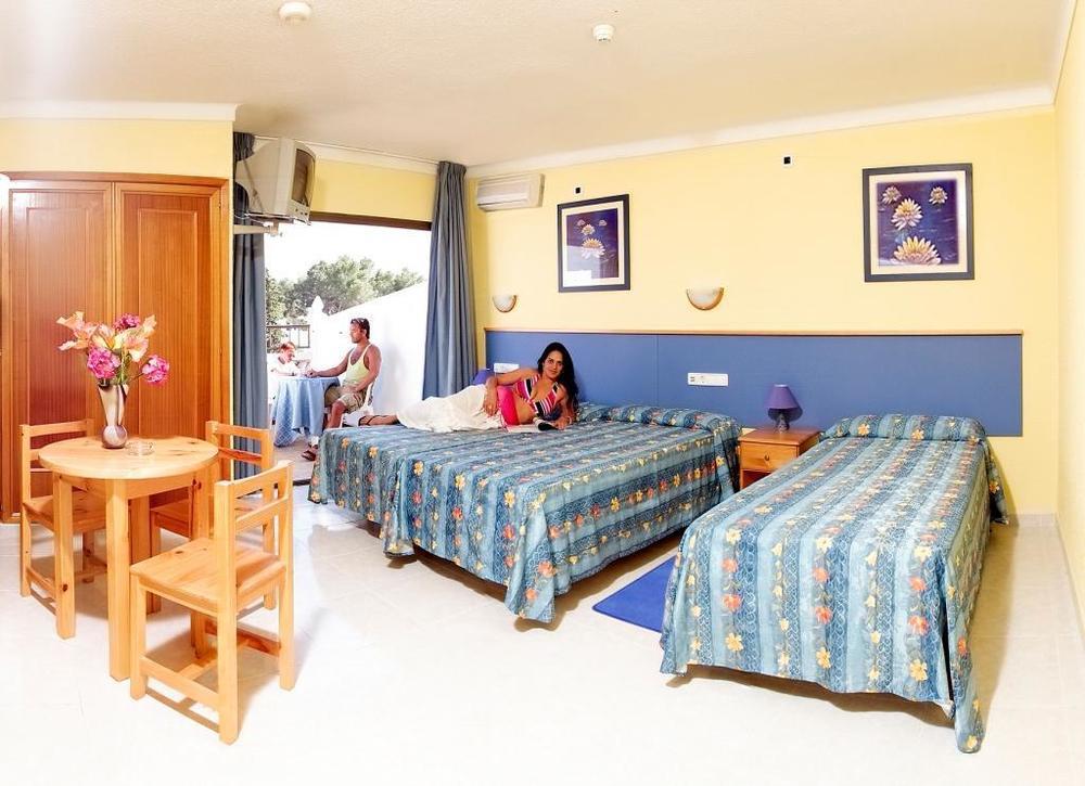 Apartamentos Sol Bay Ibiza Habitación foto